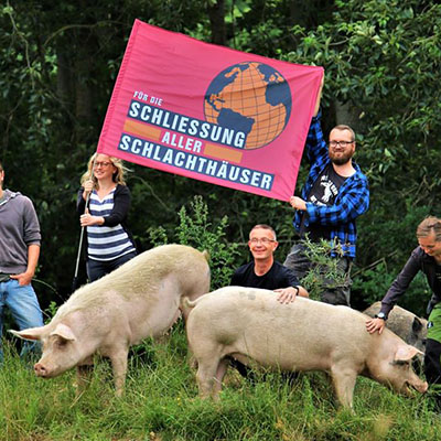 Auf dem "Demohügel" im Schweineland. ❤️ Für die Schließung aller Schlachthäuser – sofort, für immer und überall!
