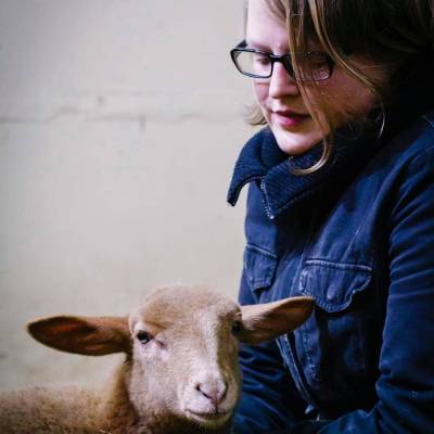 Schaf Ronja und Mensch Bianca im Land der Tiere, dem veganen Tierschutzzentrum zwischen Hamburg, Berlin und Lüneburg