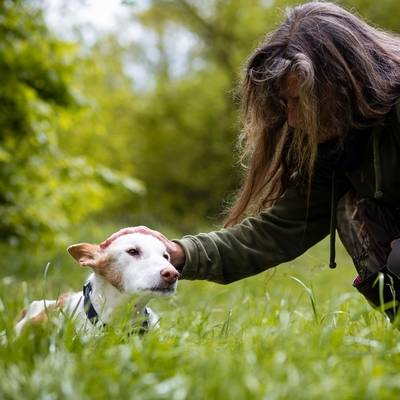 Tanja und Hund Filippi im Land der Tiere, dem veganen Tierschutzzentrum zwischen Hamburg, Berlin und Lüneburg