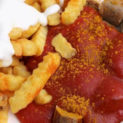 Vegane Currywurst und "Pommes Schranke"