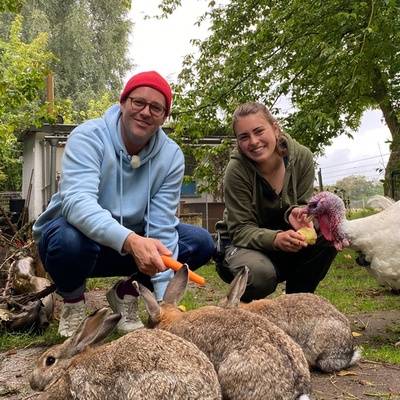 KiKa-Moderator Ben und Bundesfreiwillige Lena im Land der Tiere, dem veganen Tierschutzzentrum zwischen Hamburg, Berlin und Lüneburg