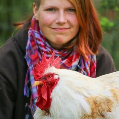 Hahn Kasimir mit Mensch Lotta im Land der Tiere, dem veganen Tierschutzzentrum zwischen Hamburg, Berlin und Lüneburg