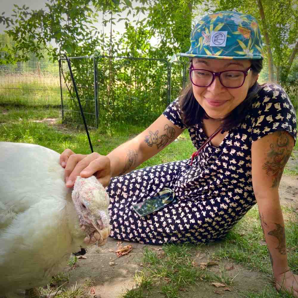 Köchin Josita Hartanto und Pute Emily im Land der Tiere, dem veganen Tierschutzzentrum zwischen Hamburg, Berlin und Lüneburg