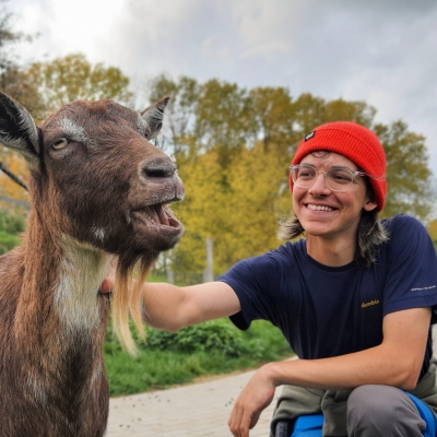 Ziege Lohreley und Bundesfreiwilligendienstler Vincent im Land der Tiere.