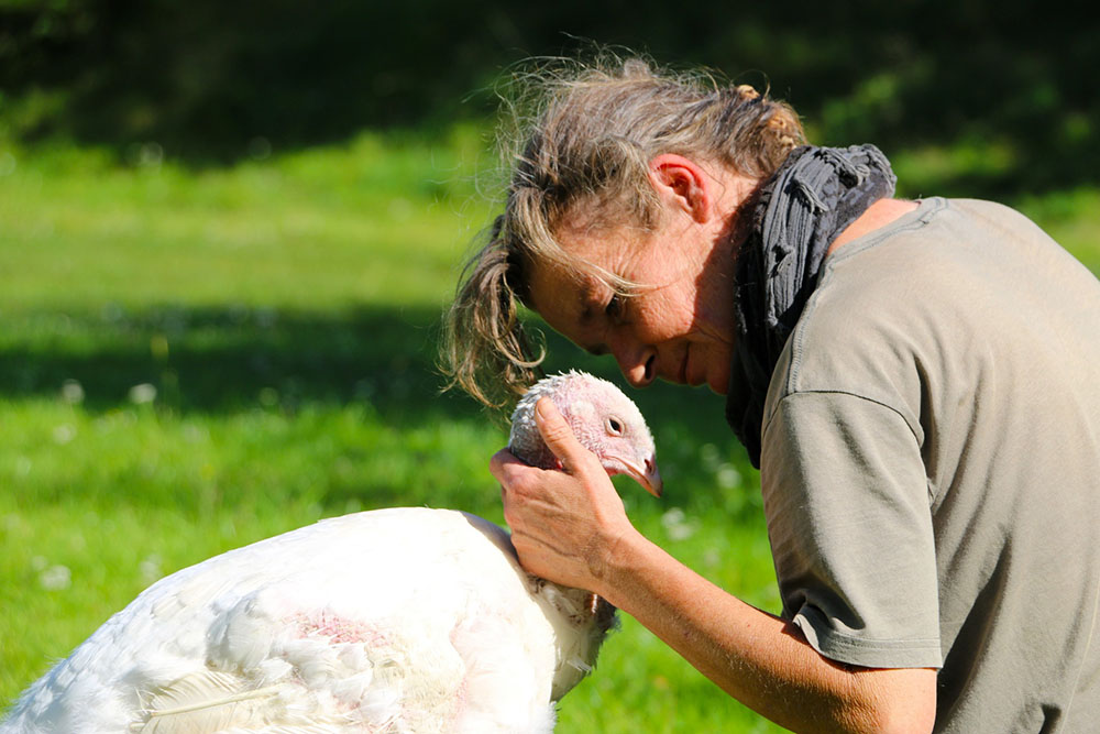 Tanja und Anouschka, eine gerettete Pute, die heute im Land der Tiere lebt