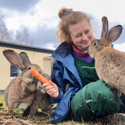 Bundesfreiwillige Maleika mit den Kaninchen im Land der Tiere, dem veganen Tierschutzzentrum zwischen Hamburg, Berlin und Lüneburg