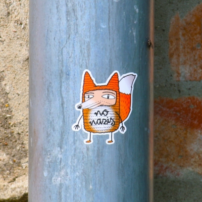 Ein Sticker mit einem Cartoon-Fuchs und der Aufschrift „no nazis“