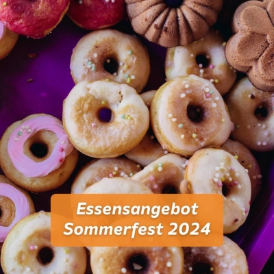 Bunte Vegane Donuts. Darunter der Text „Essensangebot Sommerfest 2024“ vor orangem Hintergrund