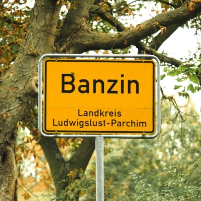 Ein Ortseingangsschild von Banzin