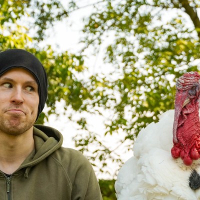 Mensch Lucas und Puter Pü nebeneinander