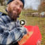 Philipp verteilt Mais im Schweineland im Land der Tiere