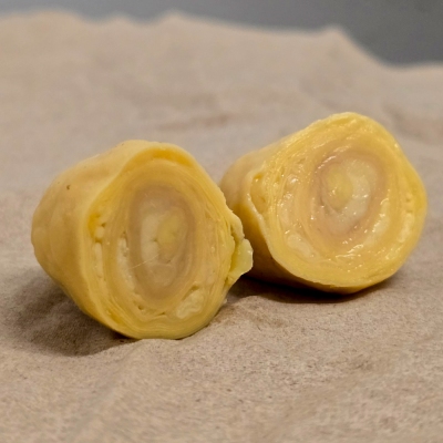 Ein in der Mitte durchgeschnittenes Schichtei eines Huhns