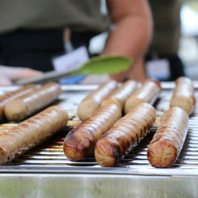 Vegane Wurst aufm einem Grill