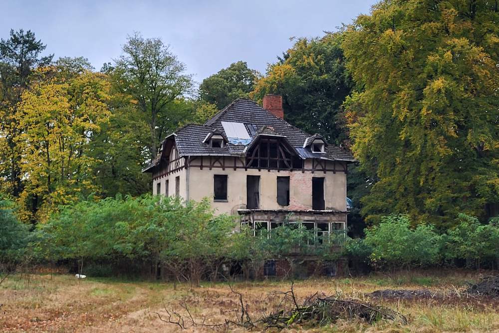 Eine heruntergekommene Villa in Jessenitz