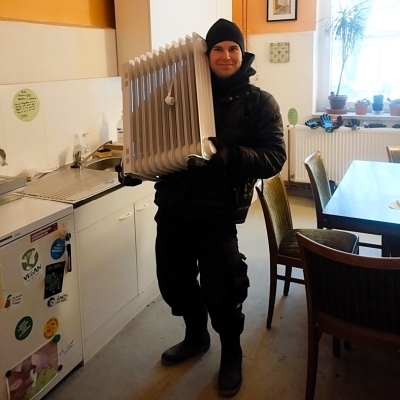 Bundesfreiwilliger Jago mit einem Heizkörper auf dem Arm