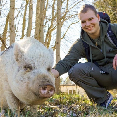 Minischwein Lilli und Bundesfreiwilligendienstler Jago