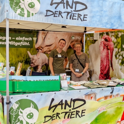 Zwei Menschen am Land der Tiere Infostand
