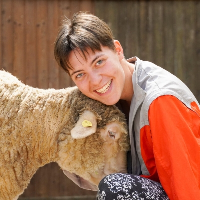 Schaf Lisa und Mensch Marlena stehen eng nebeneinander