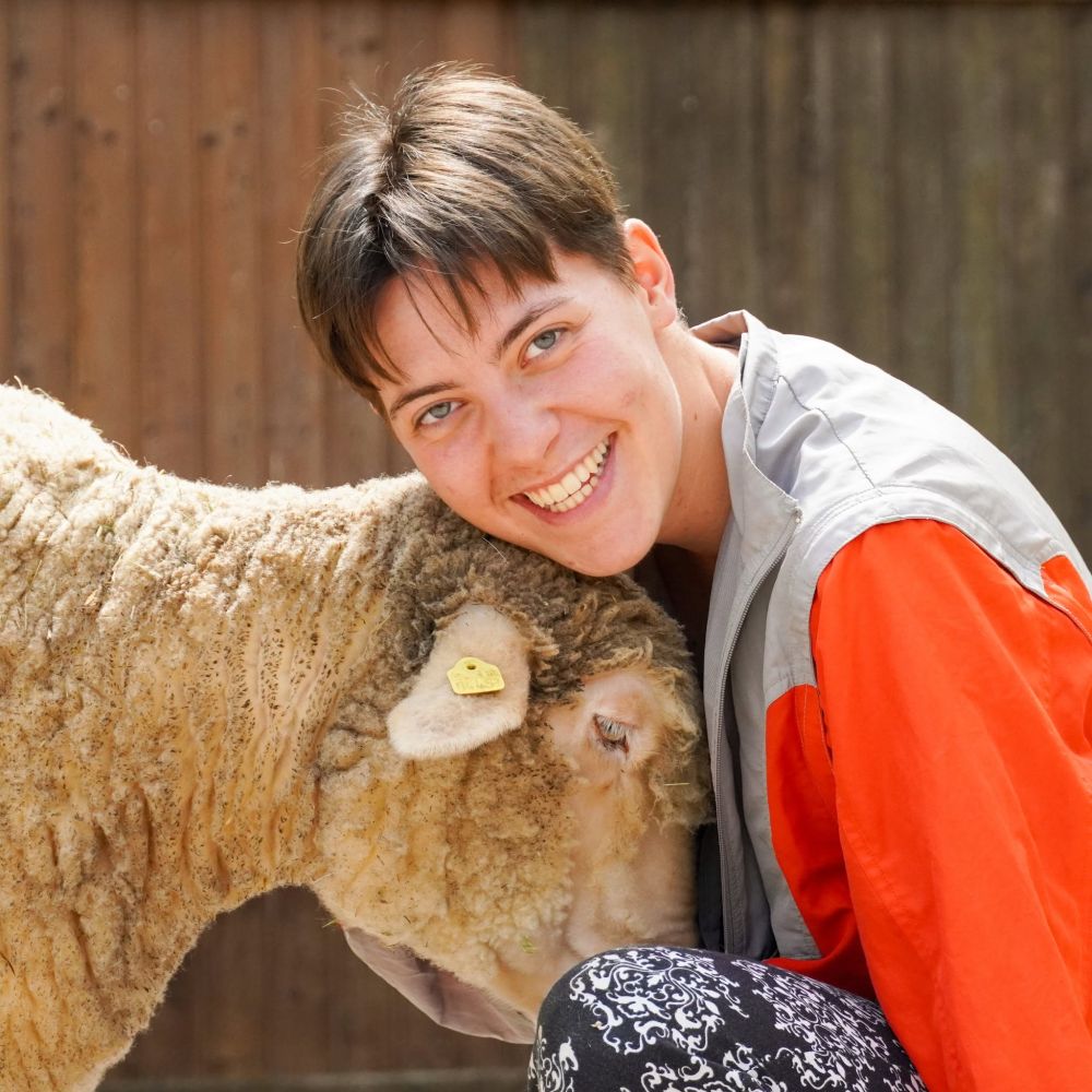 Schaf Lisa und Mensch Marlena stehen eng nebeneinander