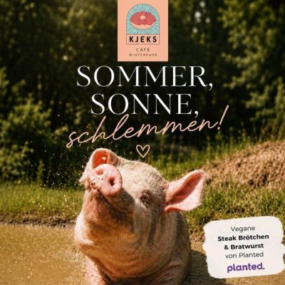 Ein Schwein sitzt in der Suhle im Land der Tiere